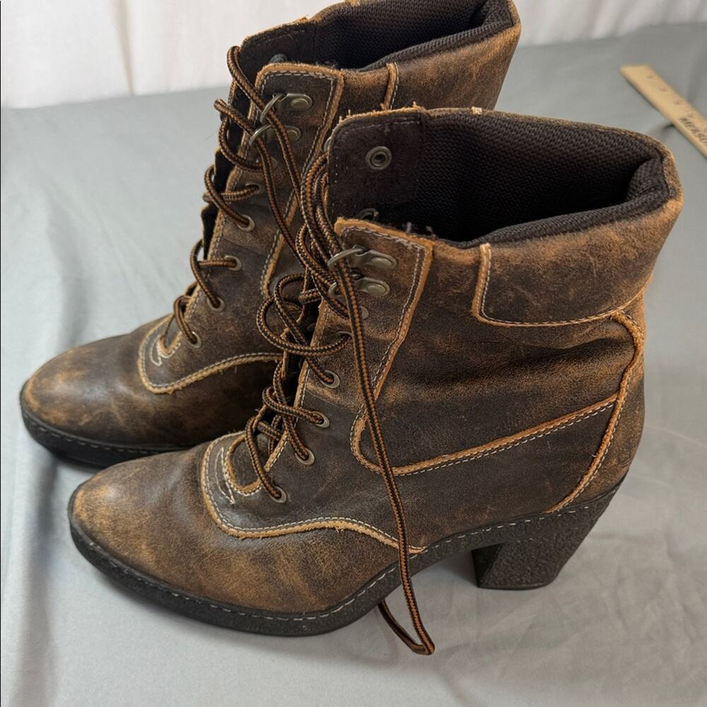 Timberland Women's Lace-Up Brown Heeled Ankle Boots size 7.5
